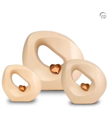 Middel Grote Keramische Urn Mastaba Crème Met Bronskleurig Hartje